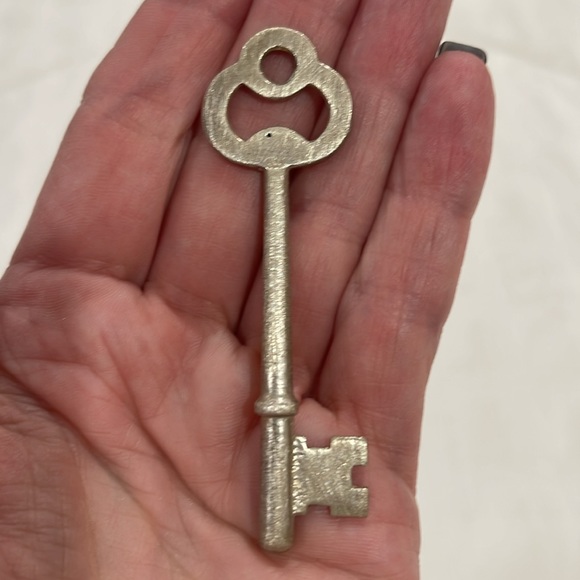 Sterling Silver Old Fashioned Key Replica Pendant with Iolite Stone - Picture 6 of 9